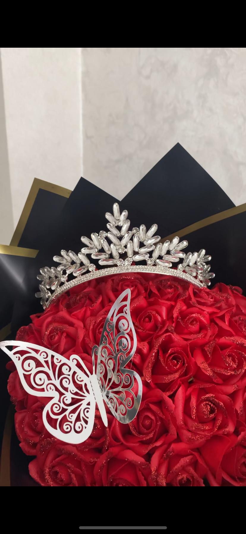 Aura® Taçlı kelebekli kırmızı 31 li buket